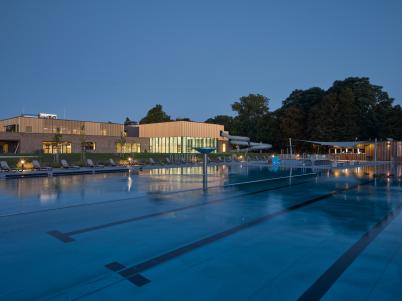Venkovní bazén po setmění
